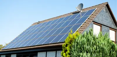 Photovoltaikanlage auf Hausdach installiert von ETA Elektrotechnik Arnoldi Trier - Solarenergie für nachhaltige Stromversorgung